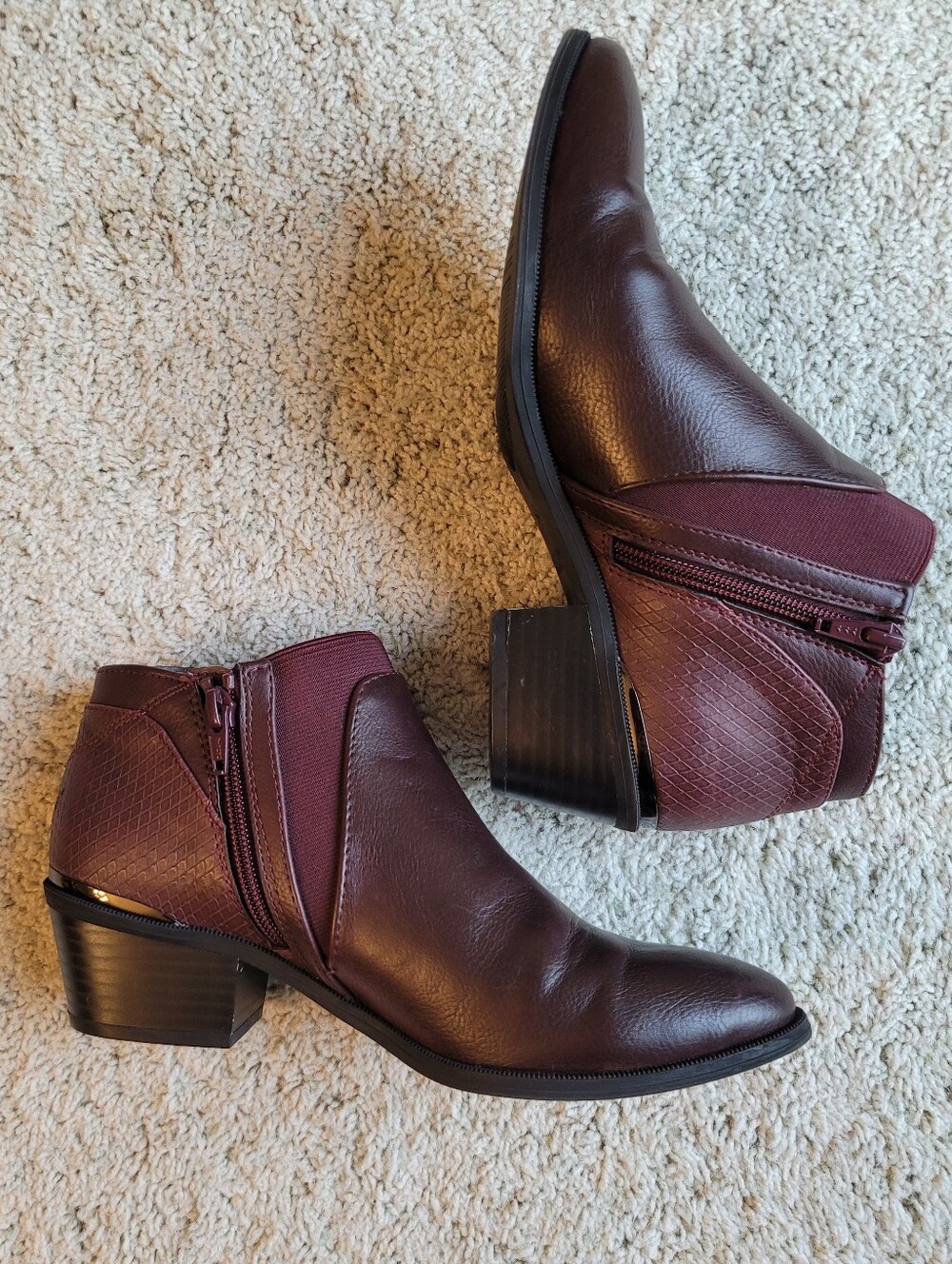 Vera Wang "Skylark" 3 Texture Ankle Boot In Wine Side Zip 7